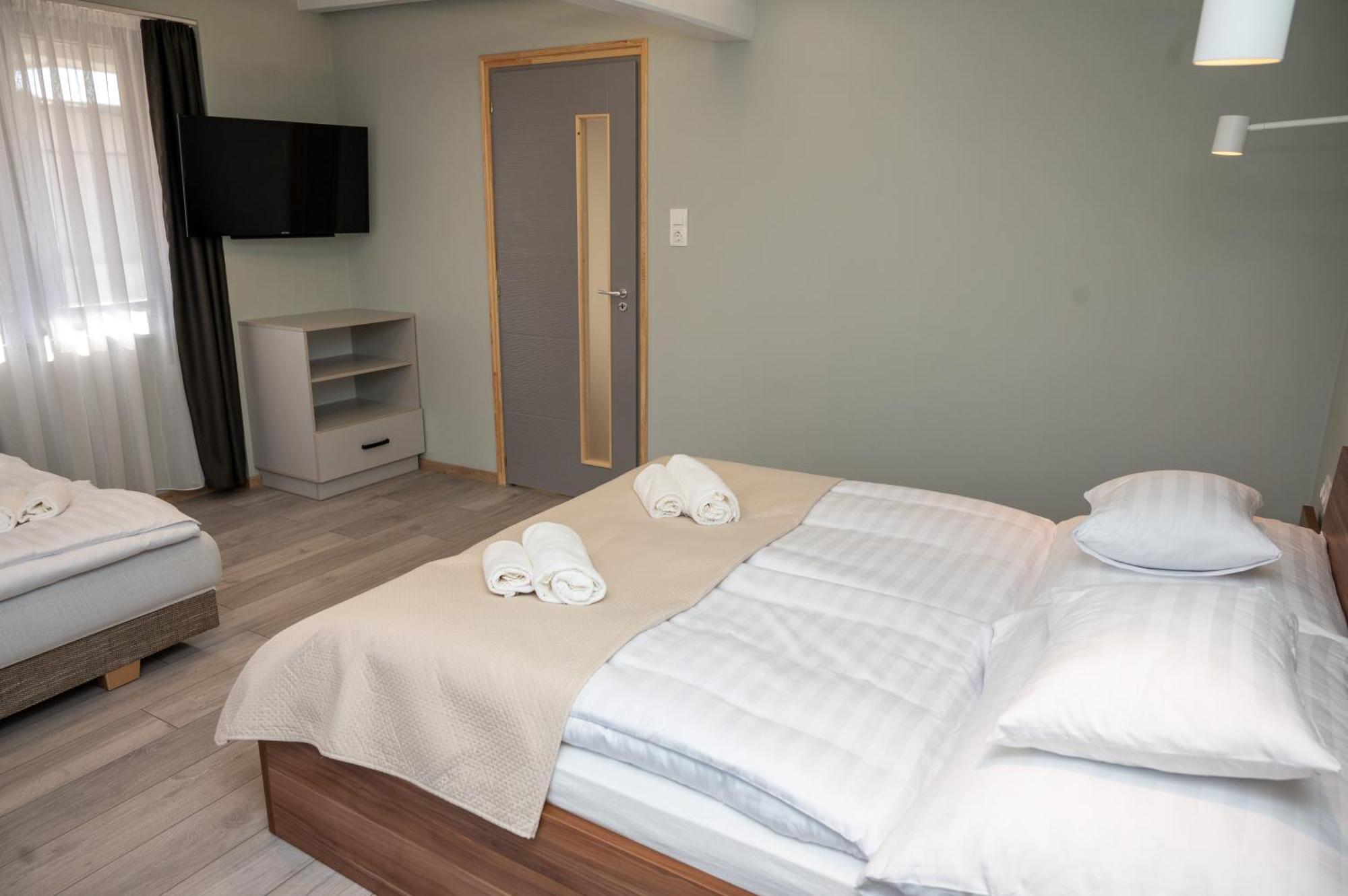 Tuenderkert Apartman Gyula Eksteriør billede
